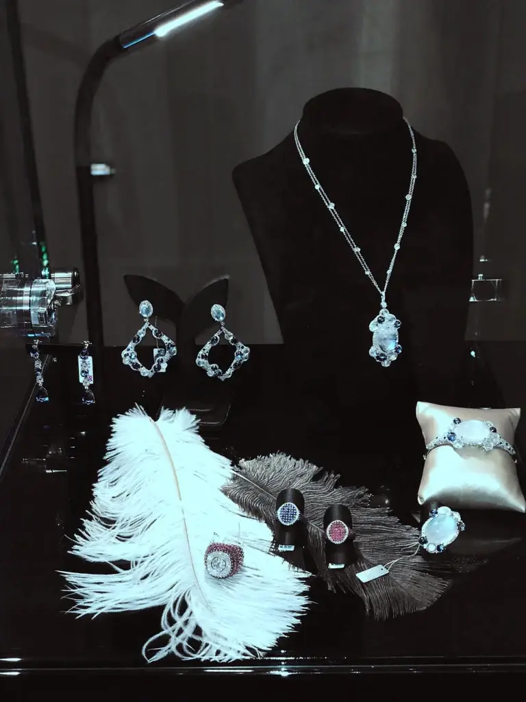 NADESA vitrine with a diamond pendant and drop earrings